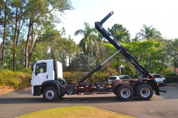 Visão lateral de um caminhão equipado com o GT 25 IMAVI em operação de basculamento, destacando o quadro basculamento.