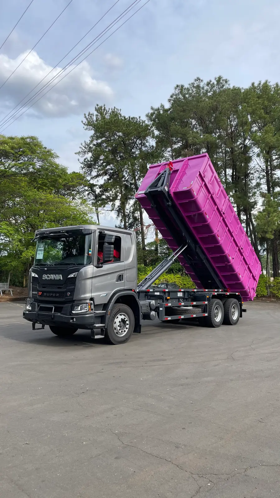 Caminhão com equipamento Roll-On/Roll-Off IMAVI levantando um contêiner