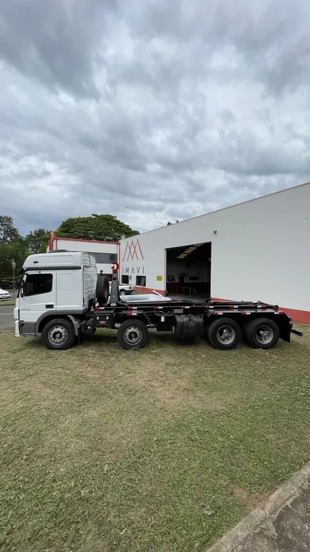 Linha GL montada em caminhão Bitruck, diante da fábrica